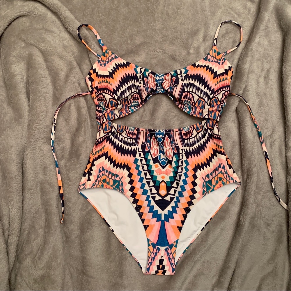 NWOT Athleta Xxs-S cutout padded swim one piece